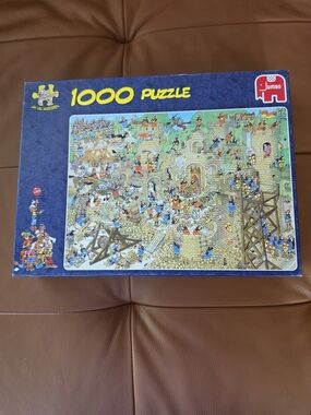Jan van Haasteren Jumbo 1000 PC CASTLE CONFLICT 2012 Medieval Castle Scene EUC